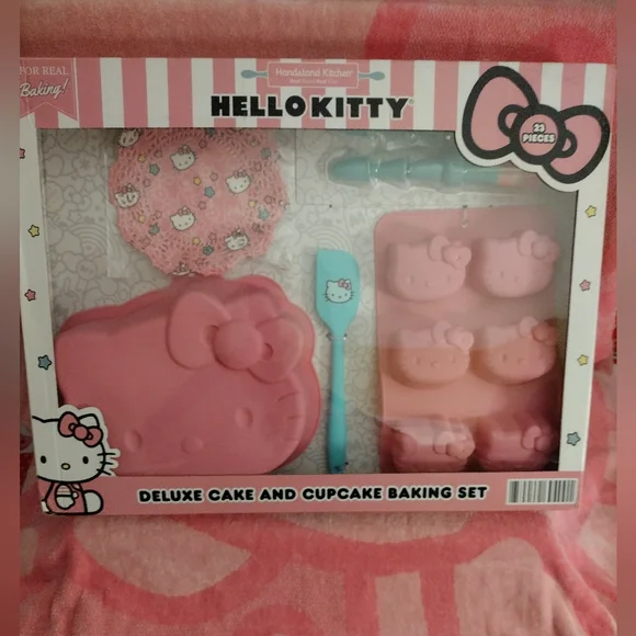 Hello Kitty Deluxe Complete Cake & Cupcake Baking Set - Picture 3 of 8